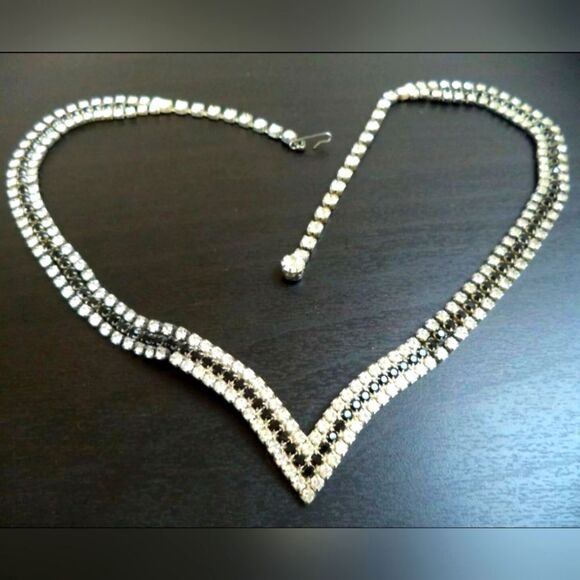 Jewelry - VINTAGE ESTATE MCM HIGH END RHINESTONE V 17.5" NECKLACE